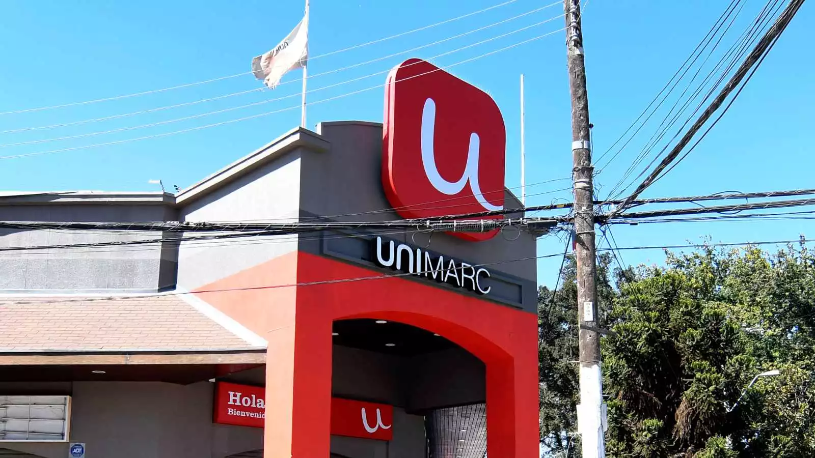 Frontis de una sucursal de supermercados Unimarc