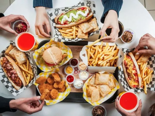 Popular cadena de comida rápida regalará un año de consumo gratis por su aniversario