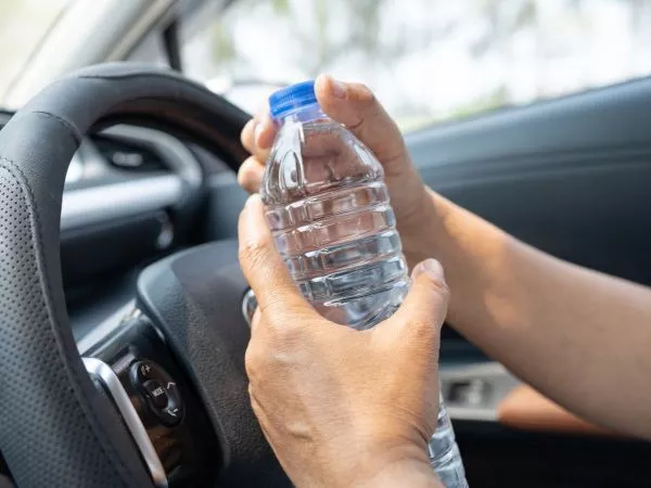 Botellas con agua adulterada: así operaba taxista que estafaba a pasajeros en Santiago