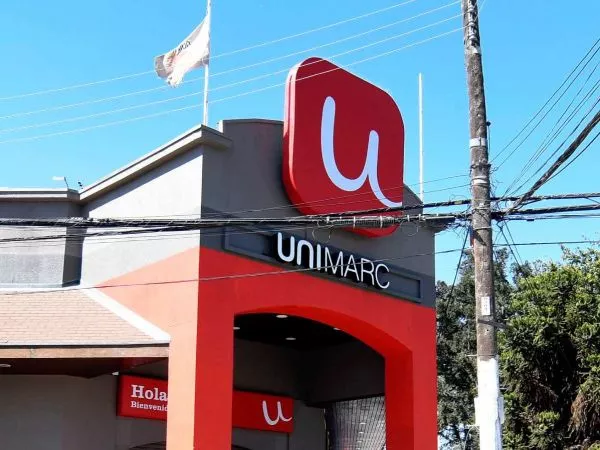 Frontis de una sucursal de supermercados Unimarc