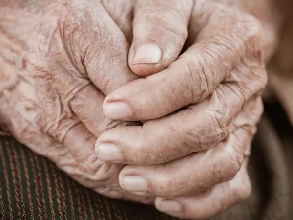 Manos de una adulta mayor