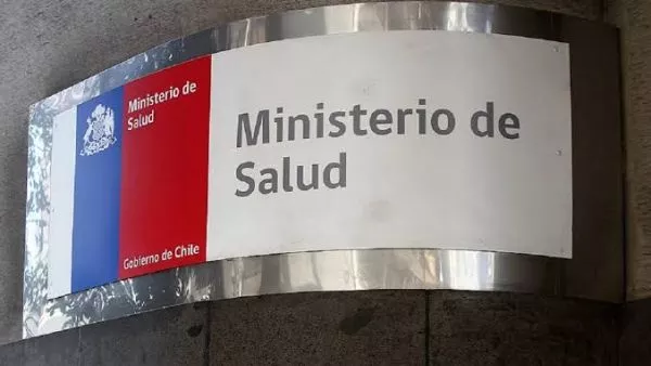 Gobierno solicita renuncia a directores de dos Servicios de Salud por 