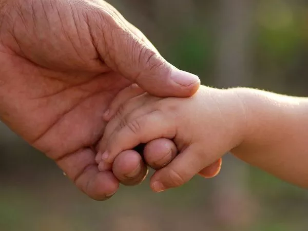 El drama de las madres que se saltan comidas para alimentar a sus hijos en Chile