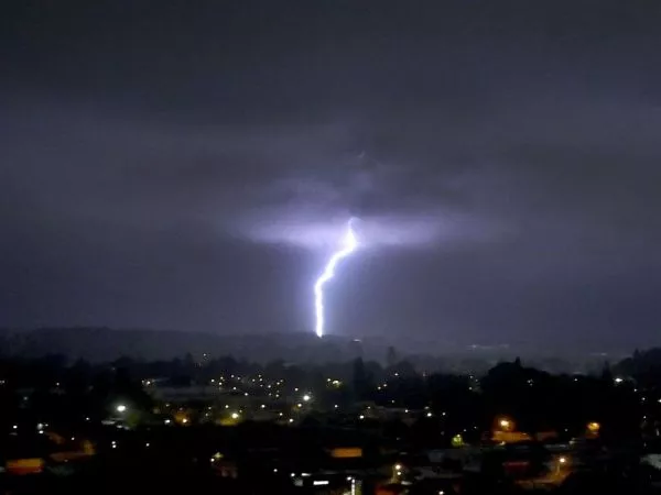 Dirección Meteorológica emite avisos por probables tormentas eléctricas en 6 regiones del país