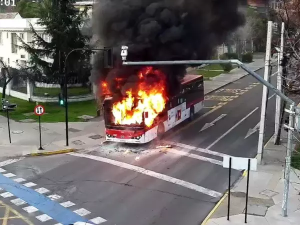 VIDEO | Bus eléctrico del sistema RED se incendia en plena vía pública en Providencia