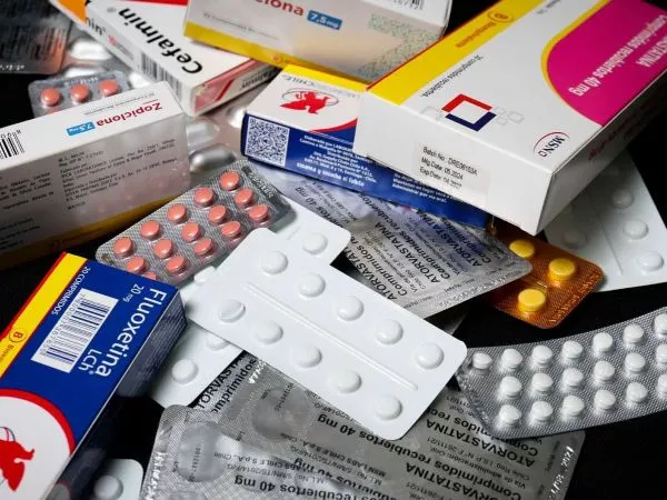 Diversos medicamentos abiertos sobre una mesa