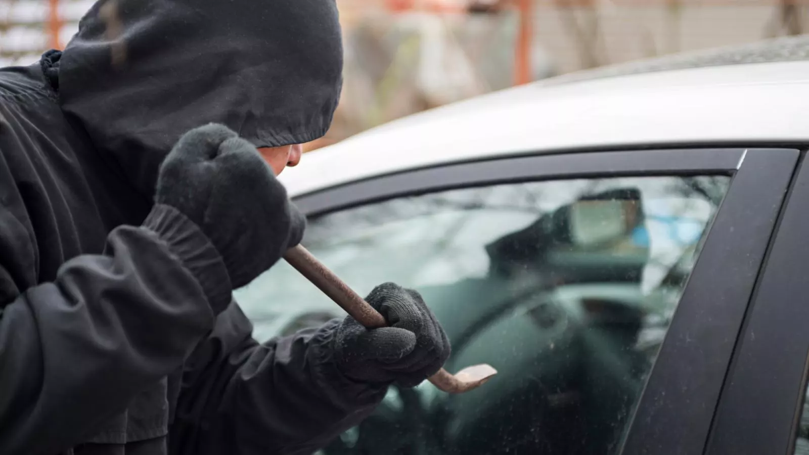 Delincuente robando un auto