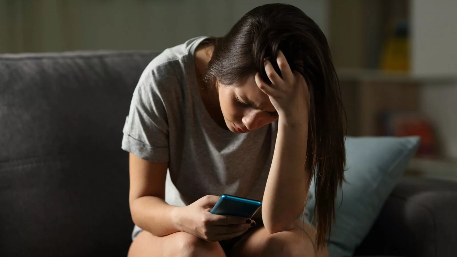 Adolescente tomando su celular