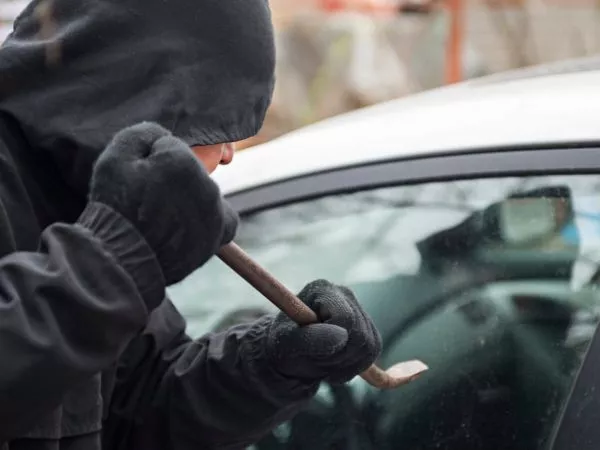 Delincuente robando un auto