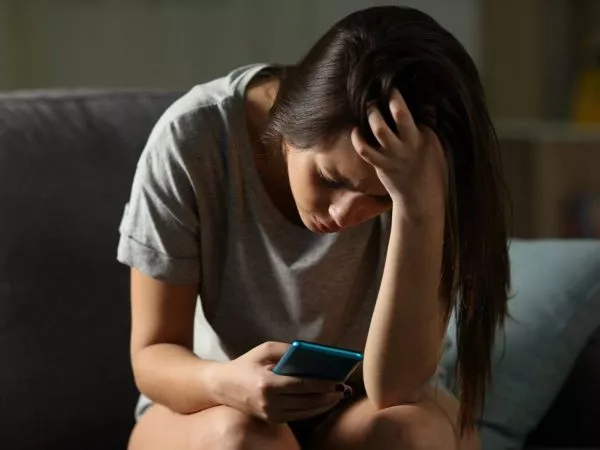Adolescente tomando su celular