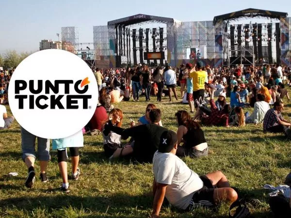 Concierto del Festival Frontera 2015 con los logos del evento y de Punto Ticket