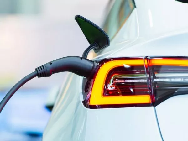 Auto eléctrico cargando