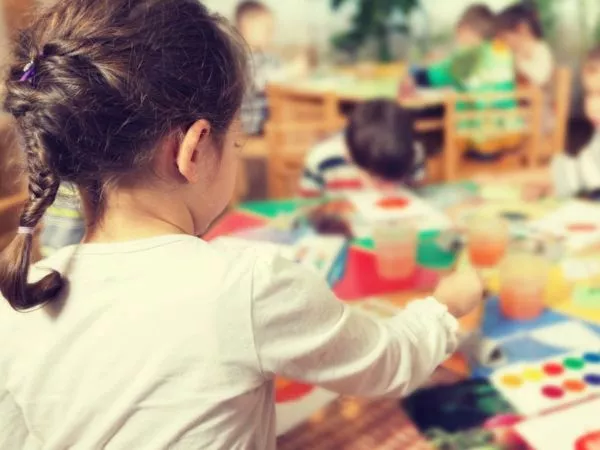 Niña en un jardín infantil