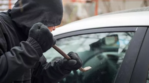 Delincuente robando un auto