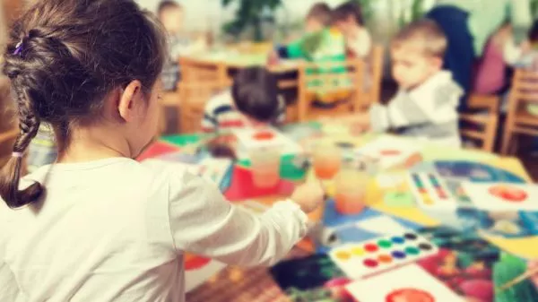 Niña en un jardín infantil