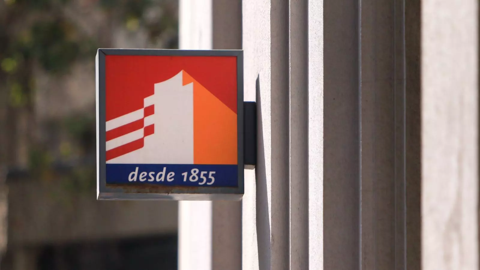 Logo del Banco Estado desde una sucursal