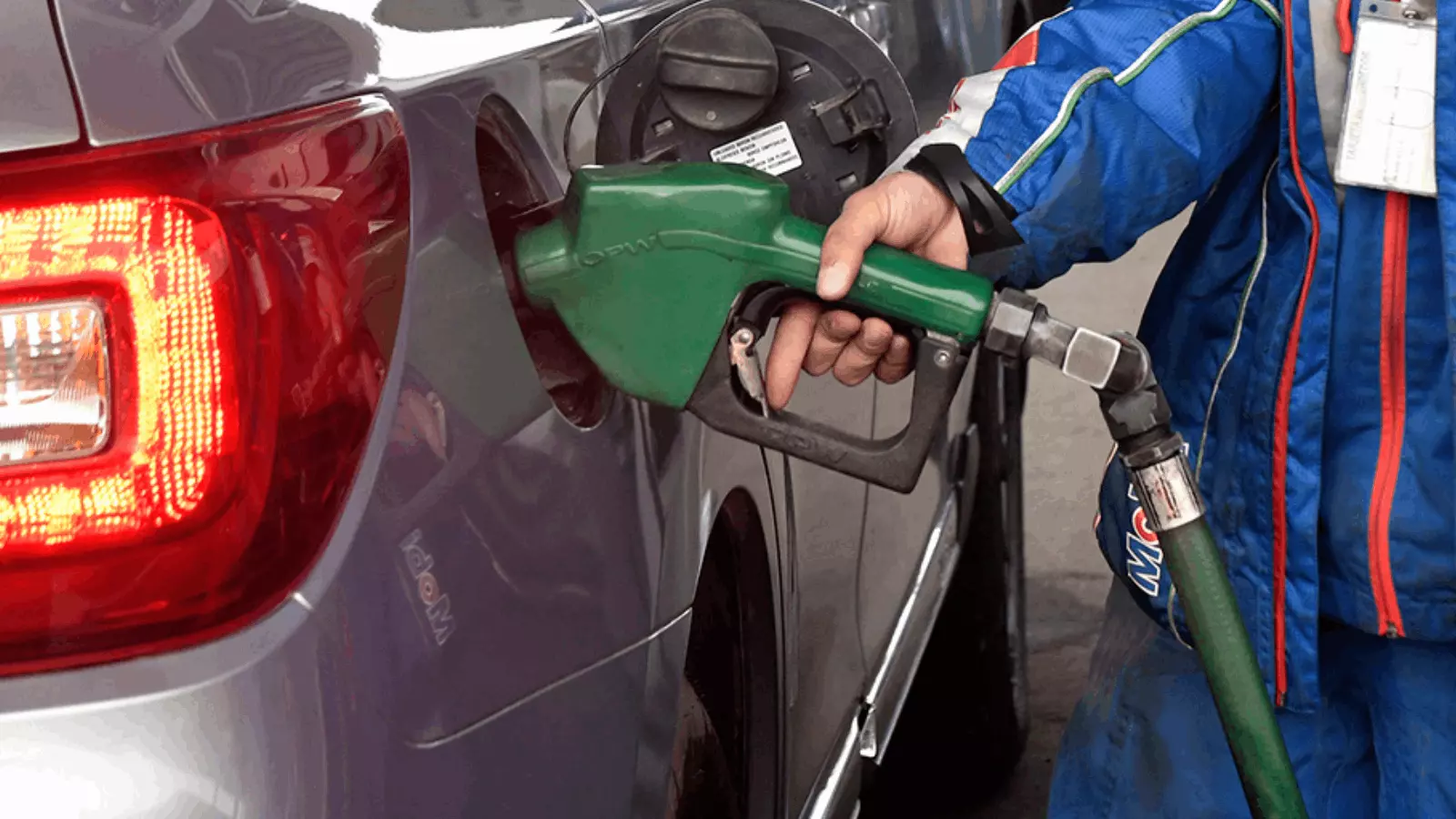 Trabajador cargando combustible en una bencinera