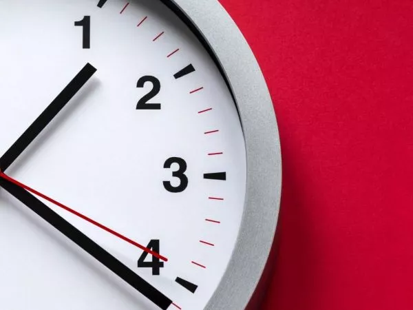 Reloj análogo sobre un fondo rojo