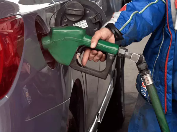 Trabajador cargando combustible en una bencinera
