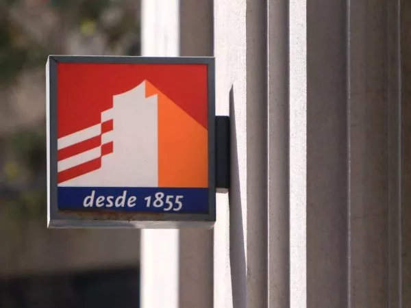 Logo del Banco Estado desde una sucursal