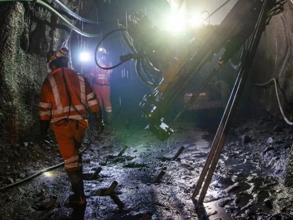 Trabajadores al interior de una mina