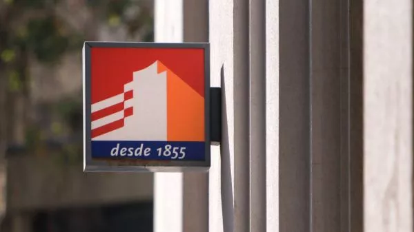 Logo del Banco Estado desde una sucursal