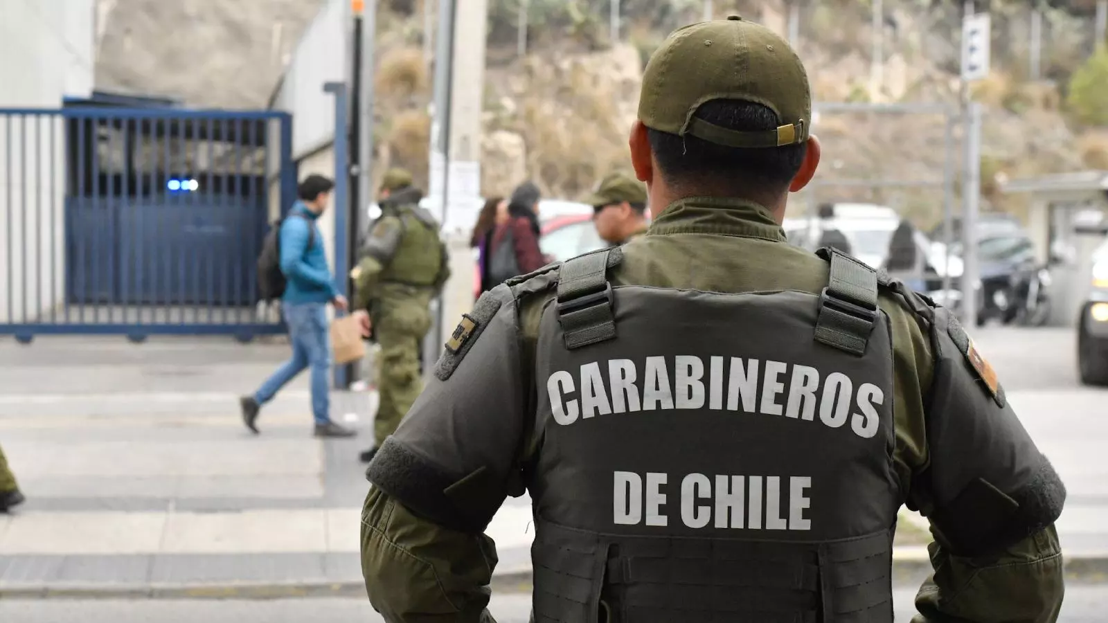 Un parado de espaldas en la vía pública
