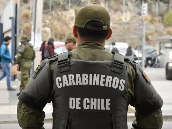 Un parado de espaldas en la vía pública