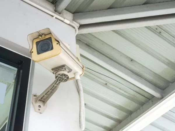 Cámara de seguridad apuntando a un domicilio