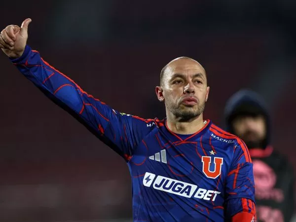 Marcelo Díaz jugando un partido por la Universidad de Chile