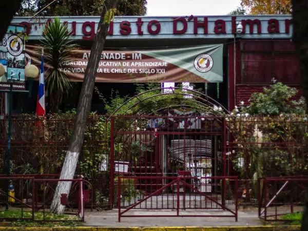 Liceo Augusto D’Halmar suspende clases tras amenazas contra estudiante que rechazó el paro