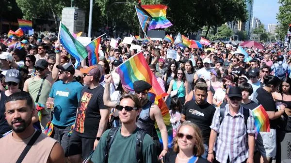 Marcha del Orgullo fue multada con 5 UTM por ruidos molestos frente a La Moneda