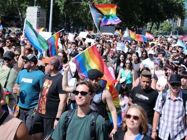 Marcha del Orgullo fue multada con 5 UTM por ruidos molestos frente a La Moneda