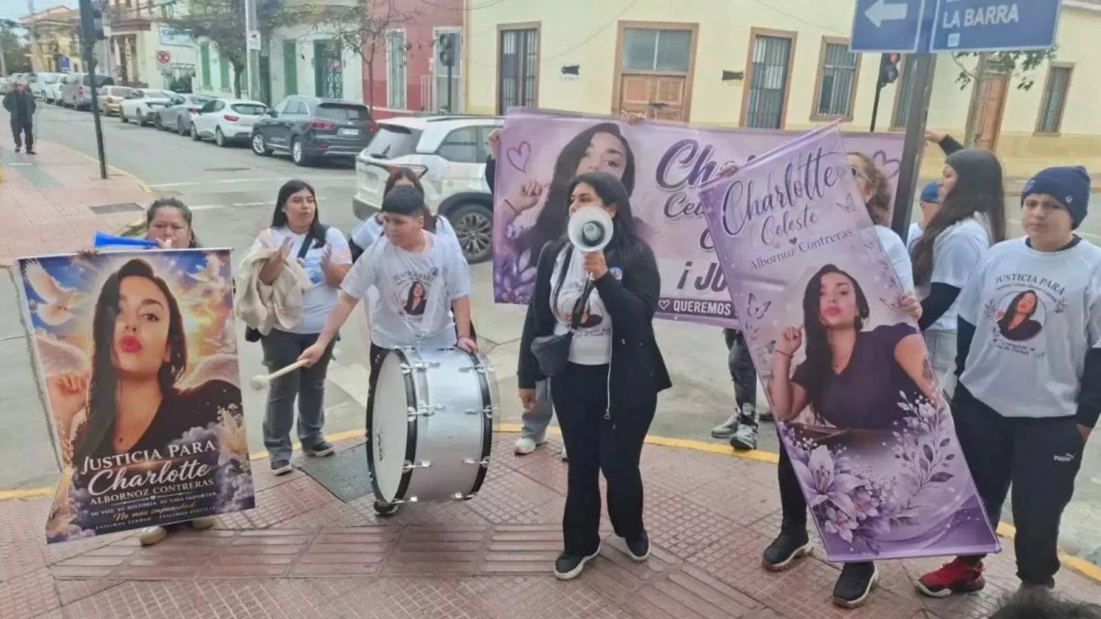 Protesta de la familia de Charlotte Albornoz frente a la Fiscalía