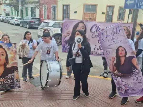 Protesta de la familia de Charlotte Albornoz frente a la Fiscalía