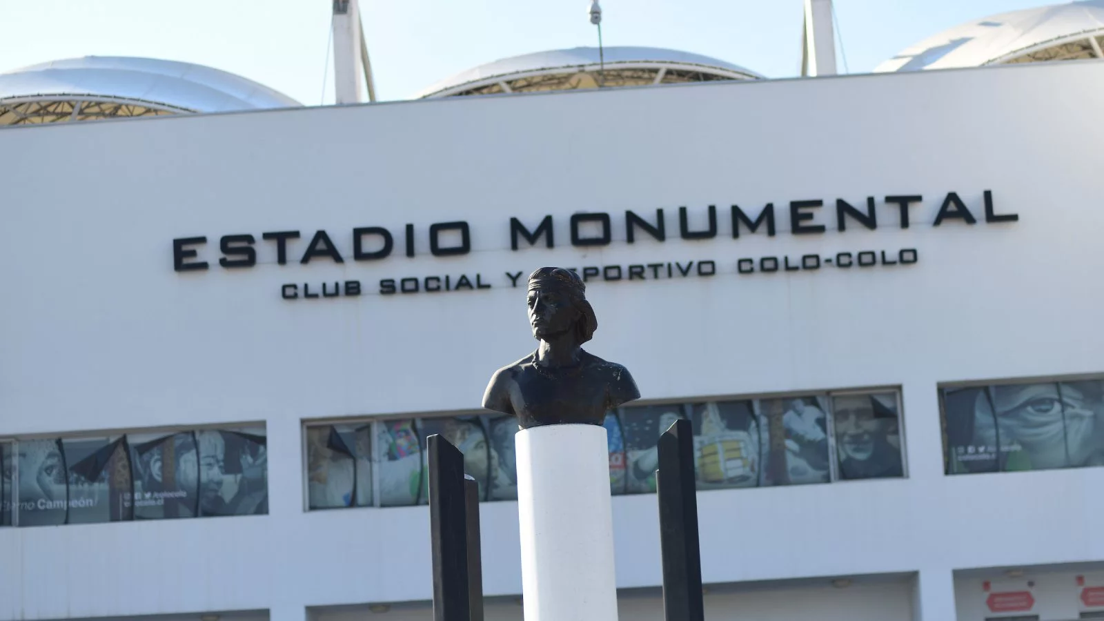 Frontis del Estadio Monumental