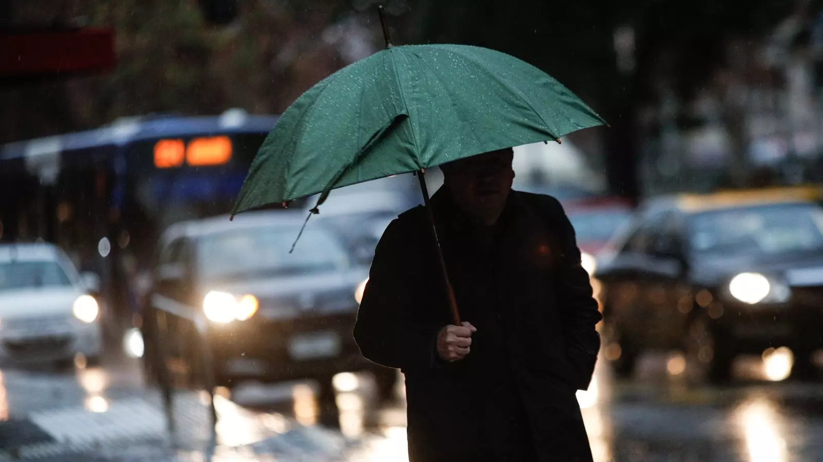 Persona con paragua bajo la lluvia