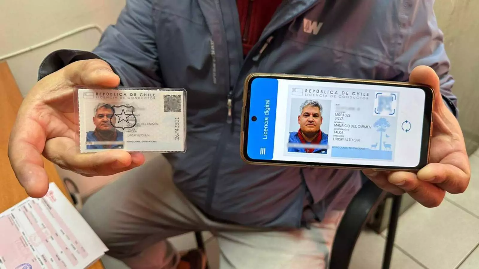 Hombre sosteniendo su licencia de conducir digital