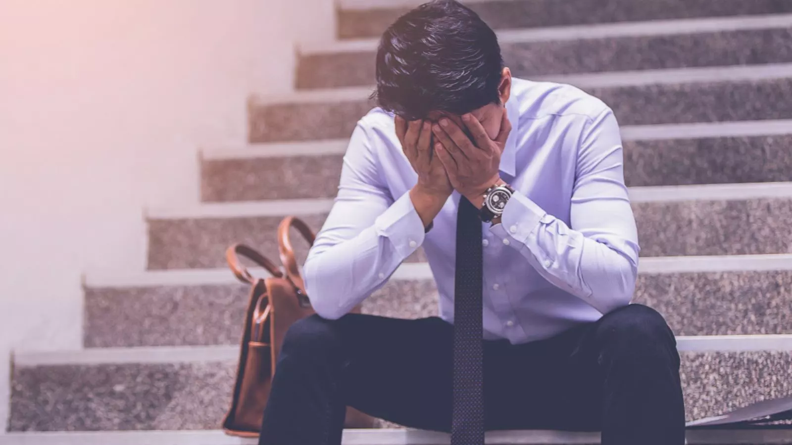 Persona cabizbaja en medio de su búsqueda de trabajo