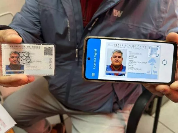 Hombre sosteniendo su licencia de conducir digital