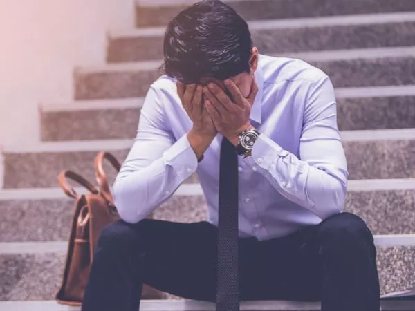 Persona cabizbaja en medio de su búsqueda de trabajo
