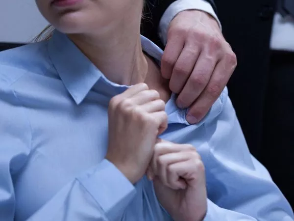 Mujer siendo acosada por compañero de trabajo