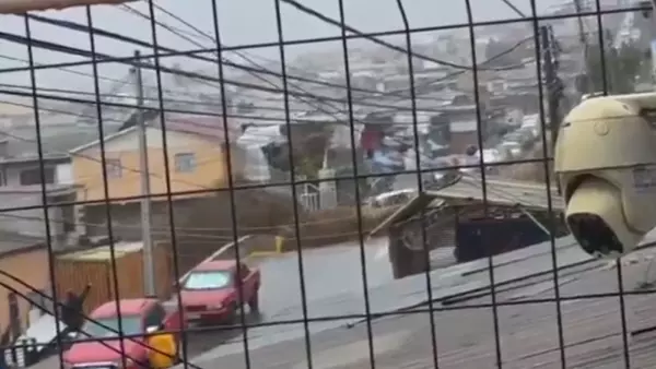 Impactantes videos: aluvión en Tocopilla arrastra decenas de autos y viviendas afectadas