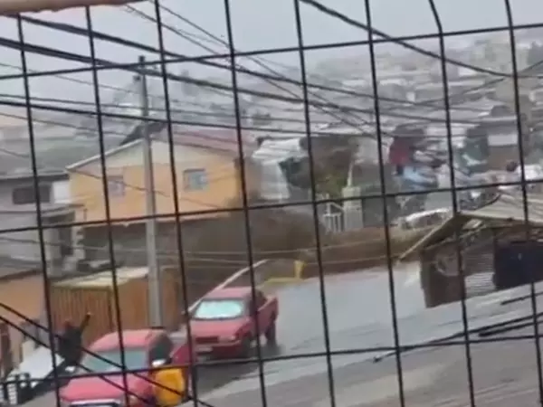 Impactantes videos: aluvión en Tocopilla arrastra decenas de autos y viviendas afectadas