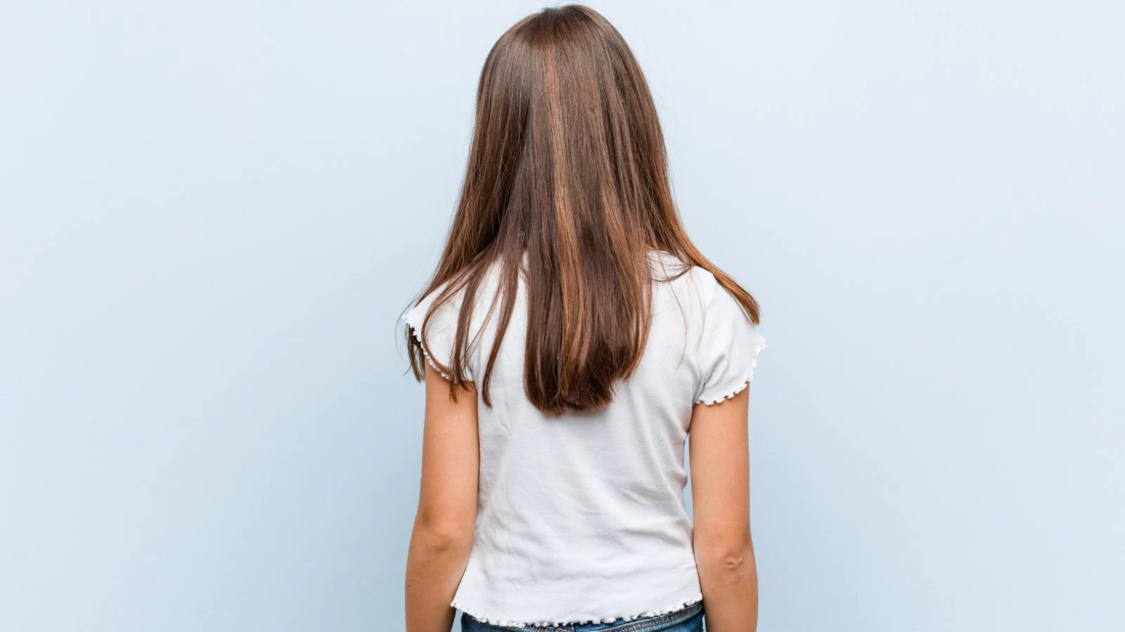 Niña de espaldas con pelo largo