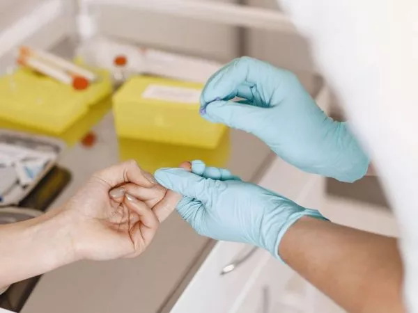 Tras preocupante alza de casos de sífilis: ¿Dónde puedes realizarte gratis una prueba de ITS?