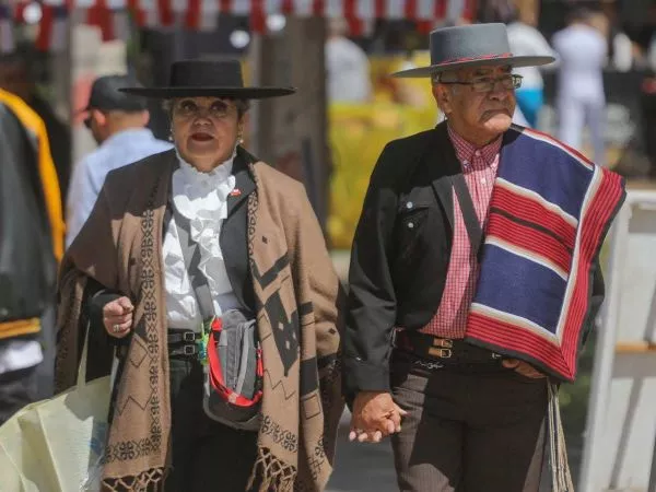 Pareja vestida de huaso en Fiestas Patrias