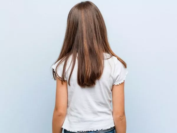 Niña de espaldas con pelo largo