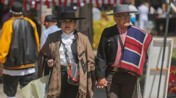 Pareja vestida de huaso en Fiestas Patrias