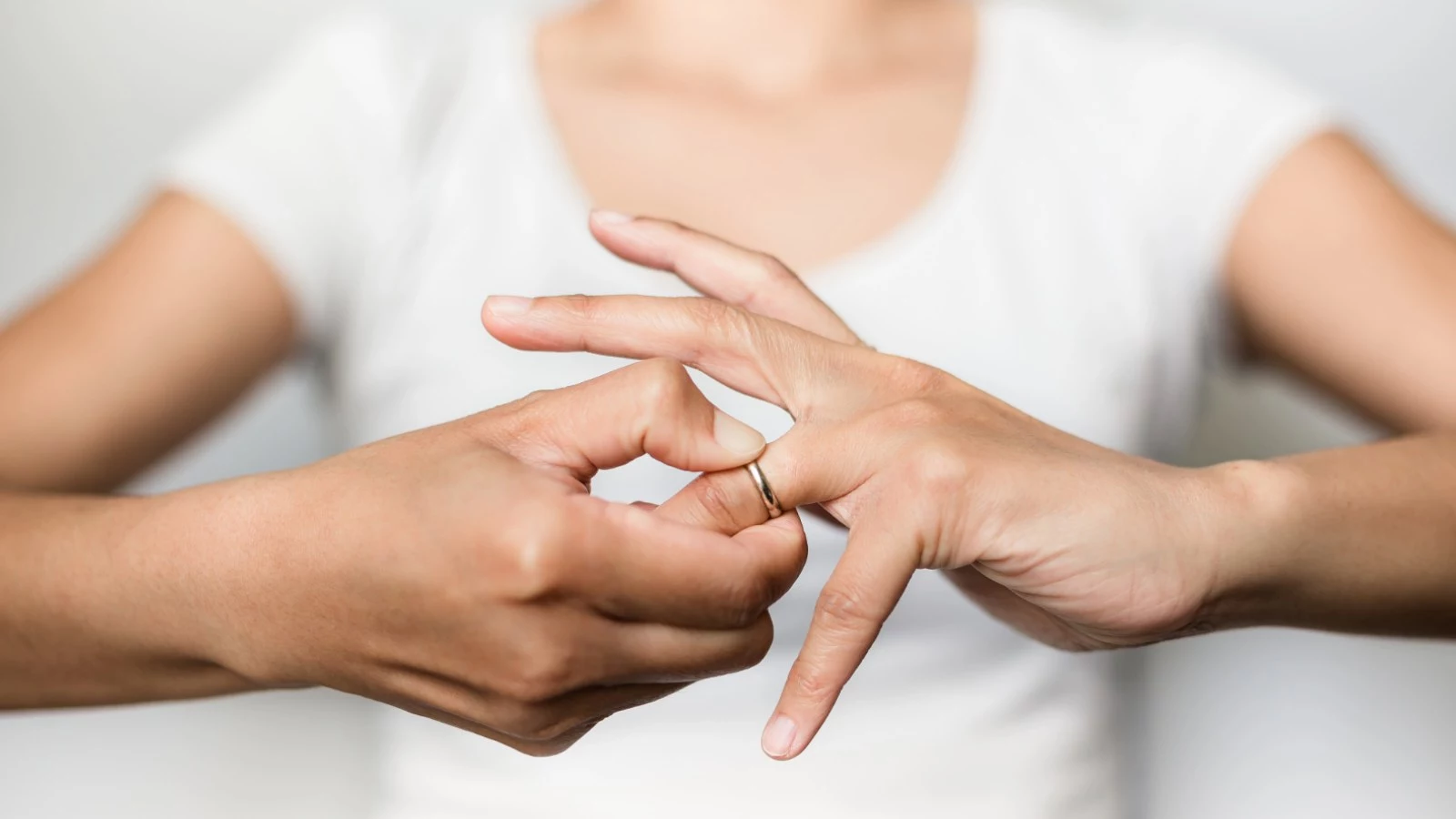 Mujer quitándose un anillo